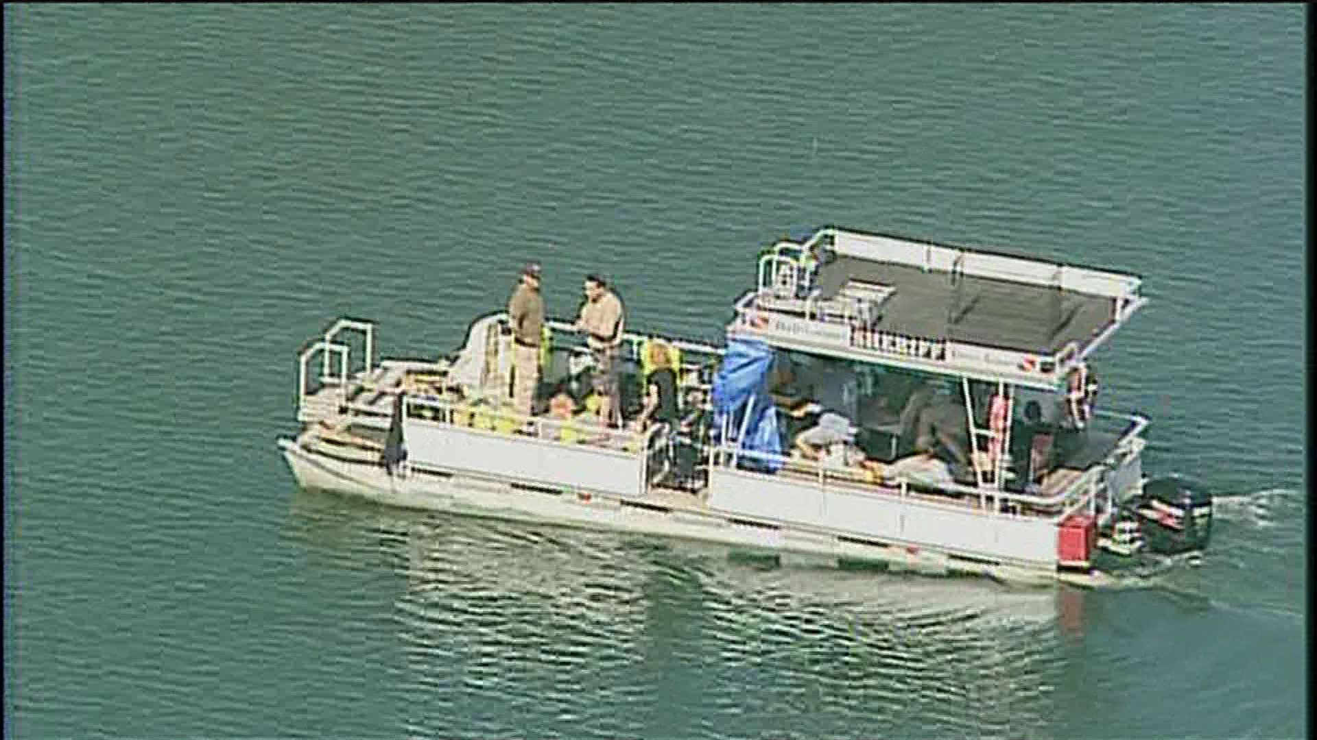 Divers search Lake Lanier for possible drowning victim