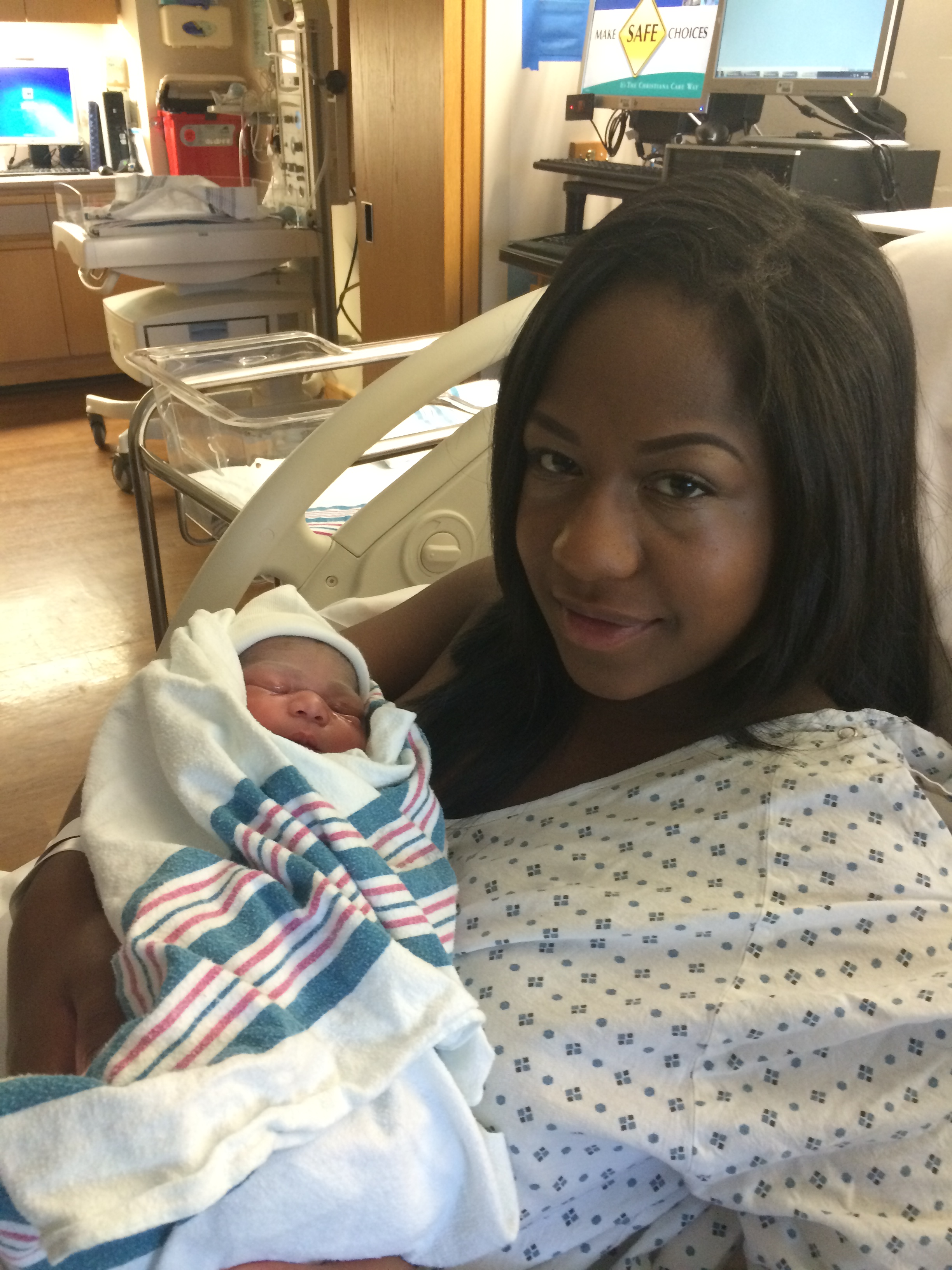 Teen sister helps mom deliver baby on interstate