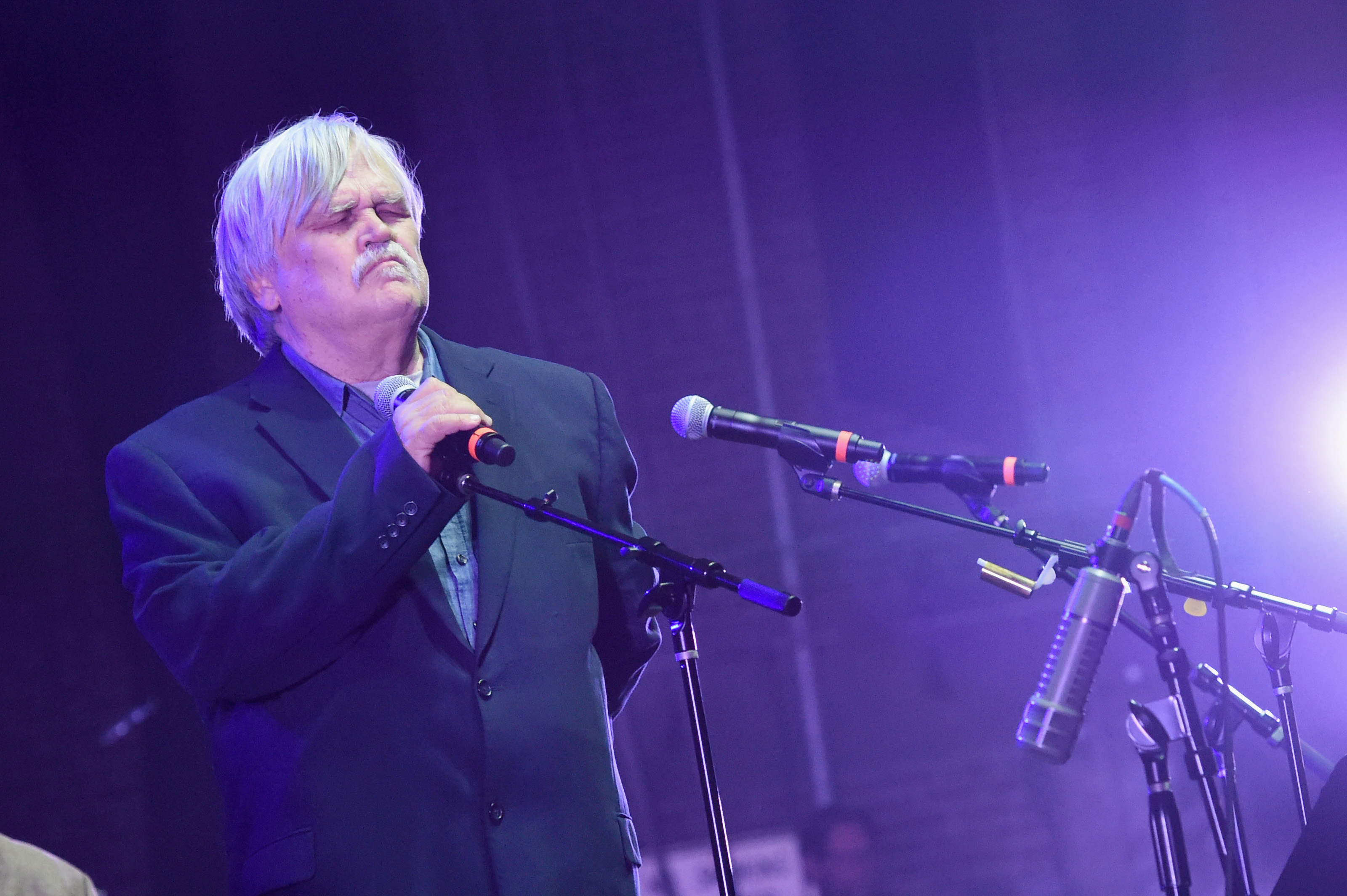 Jam Scene legend Col. Bruce Hampton dies on stage after tribute | wtsp.com